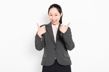 いいねのポーズをとる女性