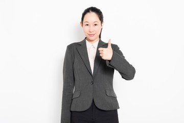 いいねのポーズをとる女性