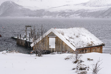 Paisaje nevado con cabañas en invierno ártico de Sommaroy, Tromso , en la Laconia Noruega
