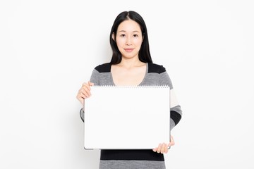 Naklejka premium スケッチブックを持つ女性