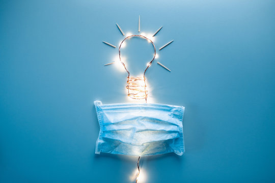Idea con lampadina da parte di un medico. Concetto stilizzato rappresentato da una lampadina. Vista alto, livello piatto sfondo blu.