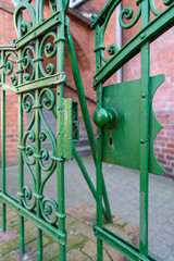 Lekko uchylona stara antyczna zielona furtka
