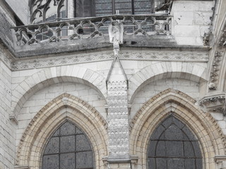 Obraz premium Une statue à l'arrière de la cathédrale de Rouen en Normandie.