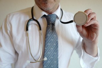 docteur stéthoscope examen cravate bleue