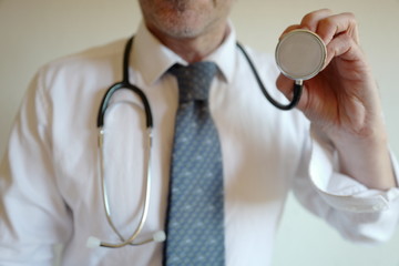 médecin stéthoscope cravate bleue