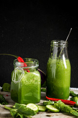 Smoothie aus frischen spinat und salatgurken mit feuriger peperoni