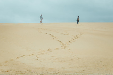 Fototapeta na wymiar Subiendo la duna 