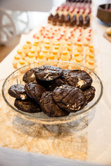 Leckere Schokoladen Cookies auf dem sweet table