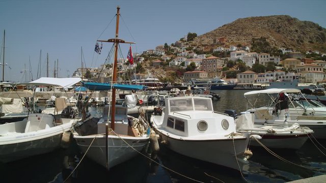 Atenas verano 2019, vistas de la ciudad y vida de sus habitantes, vida en las isla de Hidra, barcos y calles