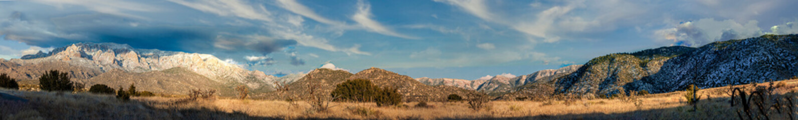 Fototapeta na wymiar Sandia Mountains Panorama