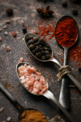 cuillères épices paprika poivre sel