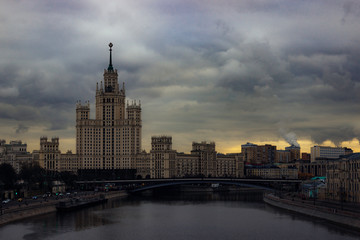 Naklejka premium Moskwa, Park Żaryady / Widok na wieżowiec Stalina na Nabrzeżu Kotelnicheskaya i rzece Moskwie (inne zabiegi).
