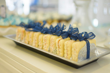 Bandeja con pastelitos decorado con lazo azul