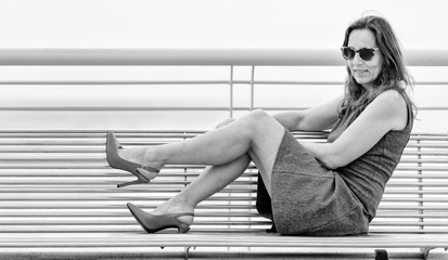 Bella donna abbigliamento estivo 