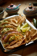 Tacos al pastor con chiles habaneros y limón