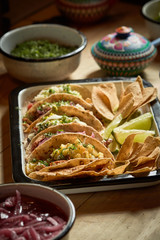 Tacos al pastor con chiles habaneros y limón