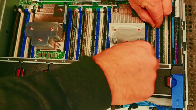 Arbeitsspeicher tauschen bei einem Server im Rechenzentrum