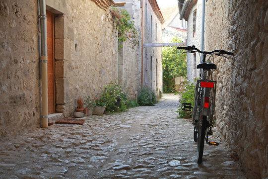 Rue du village de Charroux dans l'Allier en France	