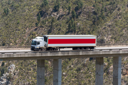 Bloukrans Bridge, Eastern Cape, South Africa. Dec 2019. Bloukraans Bridge Carrying A Toll Road 216 Metres Above The Gorge. A Grocery Store Delivery  Truck Passes Over The Bridge