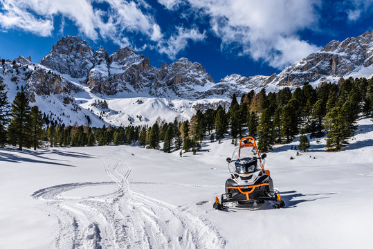 motoslitta nelle Dolomiti, Catinaccio, Torri del Vajolet, Trentino, Italia