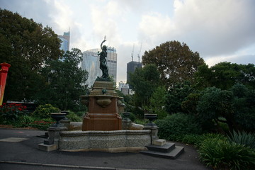 Fototapeta na wymiar Sculpture in Sydney Royal Botanic Gardens