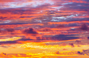 Obraz premium Amazing sunset with colorful clouds and dark ocean water, nature background