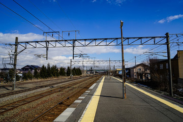 Fototapeta premium 青空とプラットホーム 北海道・沼ノ端駅