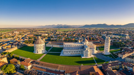 Fotografia aerea di piazza dei Miracoli senza alcuna persona, al mattino presto © Guglielmo