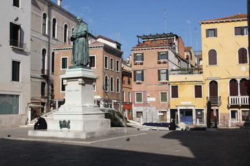 Venice by your side. Venice is quintessentially Italian, but in others, it’s a world apart and the Venetians like it that way. This island city has always kept mainland Italy at arm’s length.