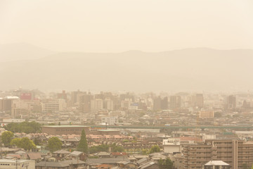 黄砂に覆われた街並み