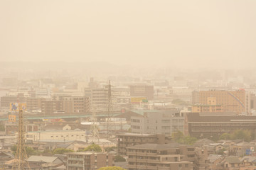 黄砂に覆われた街並み