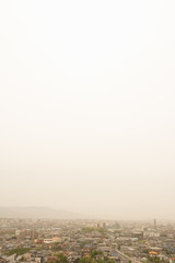 黄砂に覆われた街並み