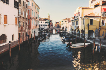 Stadt mit Boote im Hafen