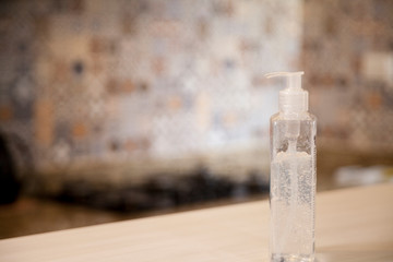 Passando álcool gel nas mãos para evitar coronavírus 