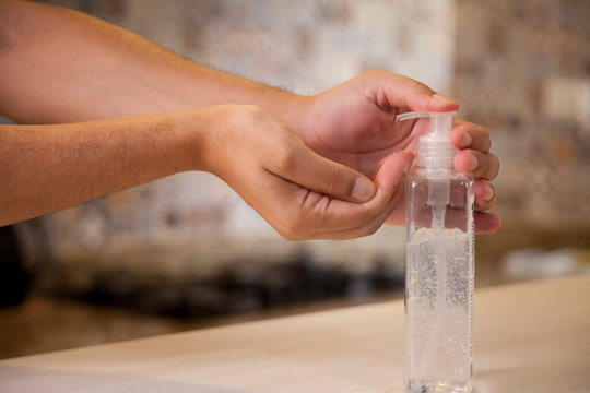 Passando &aacute;lcool gel nas m&atilde;os para evitar coronav&iacute;rus 