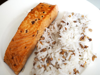 Arroz basmati con salmón marinado y pipas de girasol