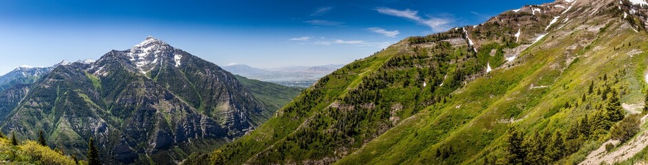 Naklejka premium Sunny Day in the Mountains