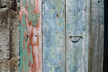 maderas multicolor de una puerta antigua con tirador metalico