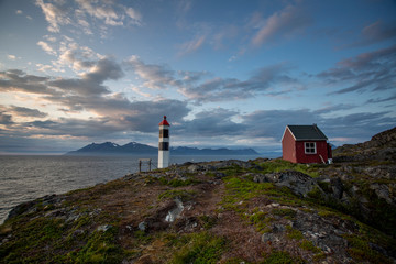 Lynsgtva fyr, Noruega, sol de medianoche. Paisaje.