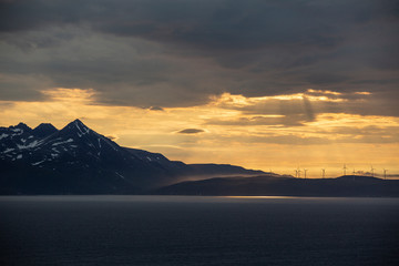 Paisaje panorama de aerogeneraores juntos al mar en el norte de Noruega