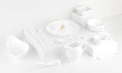 Sztućce i biała zastawa stołowa na białym tle bez cieni, ilustracja bezbarwnych przyborów kuchennych - 333537419
