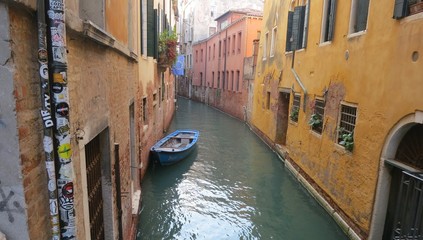 Fototapeta na wymiar Kanal in Venedig mit blauem Boot