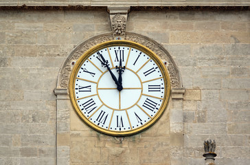 Fototapeta na wymiar Uhr am Rathaus in Arles, Provence
