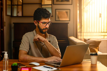 Obraz premium Handsome model with beard at his workplace. Home office concept.