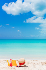 Obraz premium Beach kid's toys on white sand beach