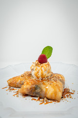 Platillo postre crepas rellenas de dulce de arroz