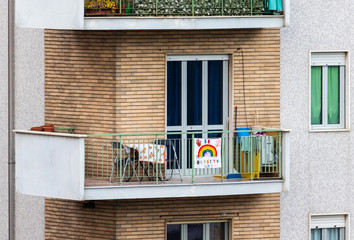 Fototapeta na wymiar Manifesto on balcony coronavirus in Italy