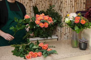 Fototapeta na wymiar Florist with bouquet of roses