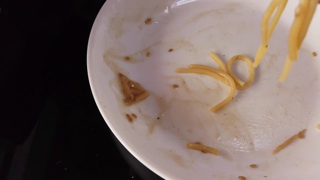 4K 動画。冷凍パスタを食べ終える。リアルな食生活。ありのままの平凡な日常