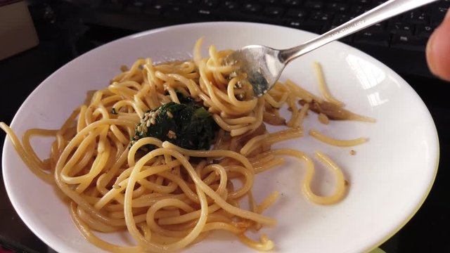 4K 動画。スパゲッティをフォークで巻く。箸上げ。リアルな食生活。ありのままの平凡な日常